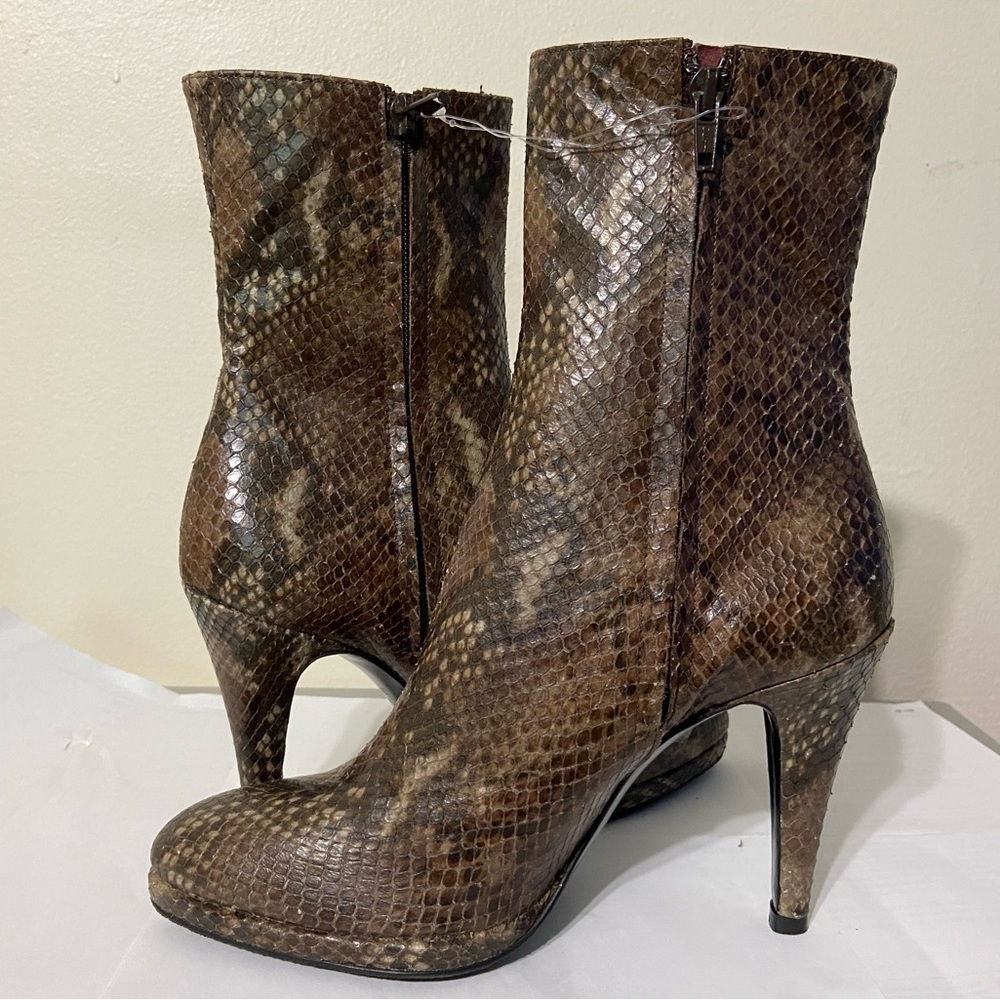 Enrico Antinori NWOT ankle booties IT37.5/US7 %100 genuine snake soft leather.